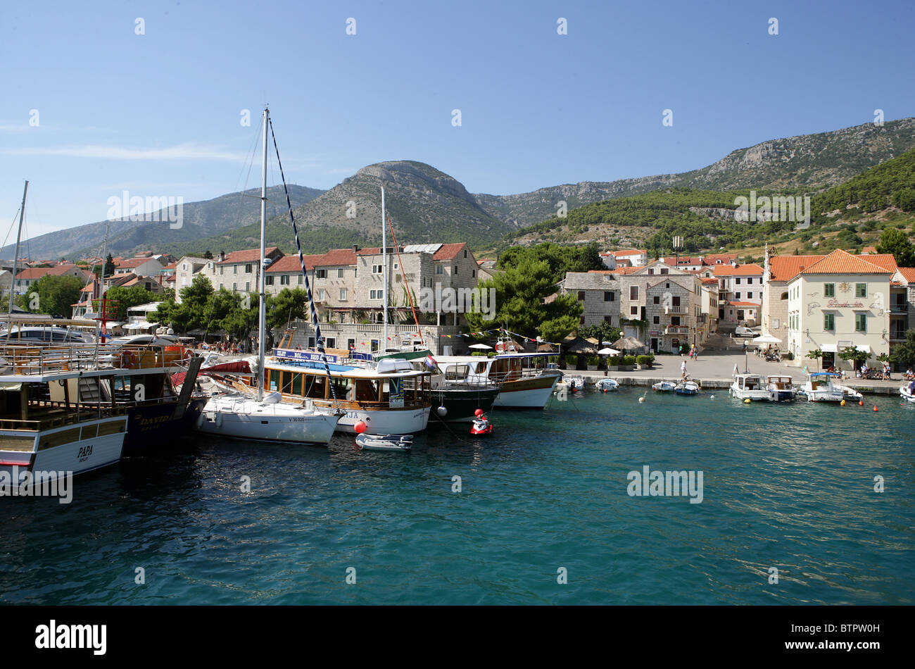 Bateaux dans le port de Bol, sur l'île de Brac, Croatie Banque D'Images