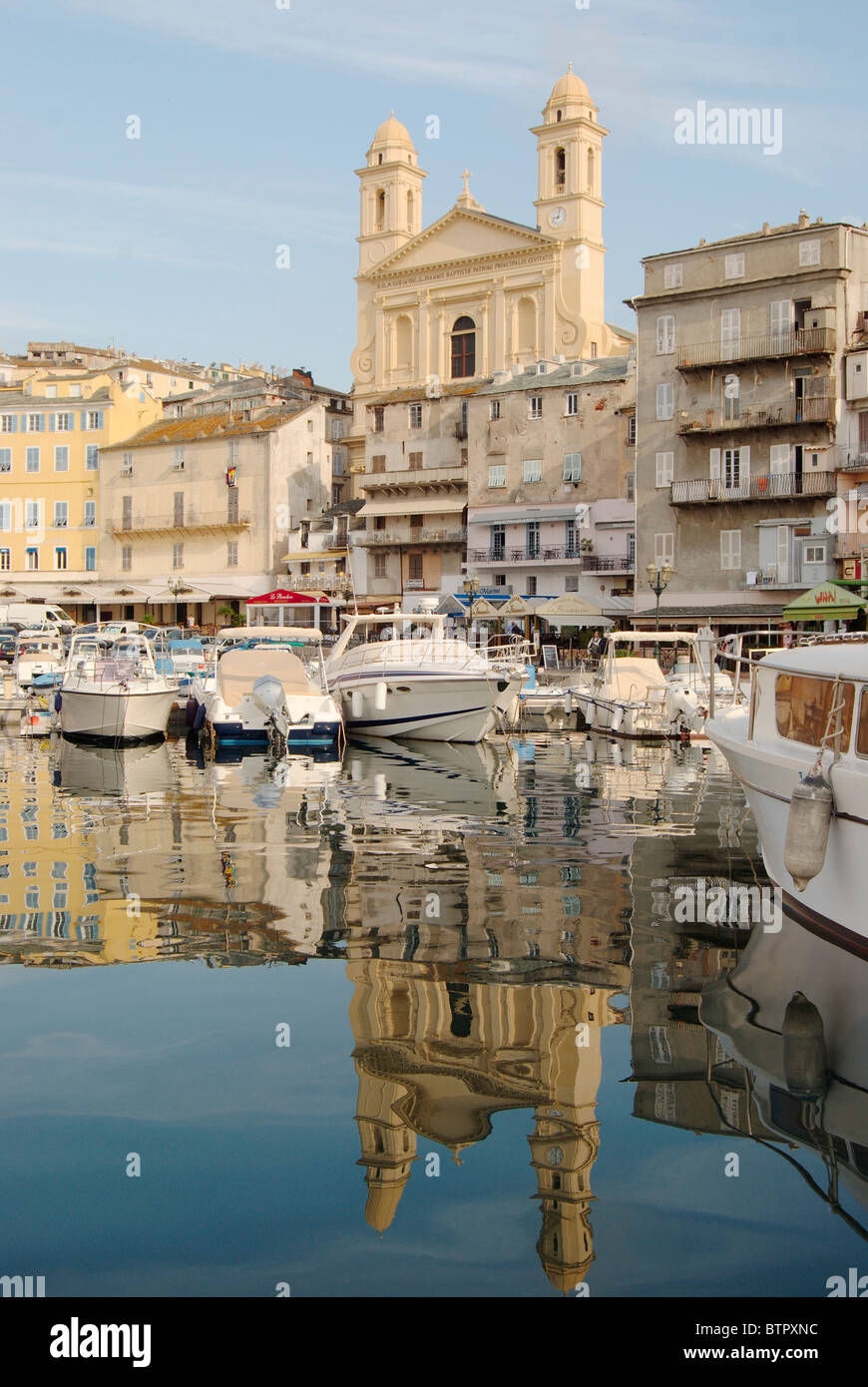 France, Corse, Bastia, Vieux Port, port près de l'église Saint-Jean-Baptiste Banque D'Images