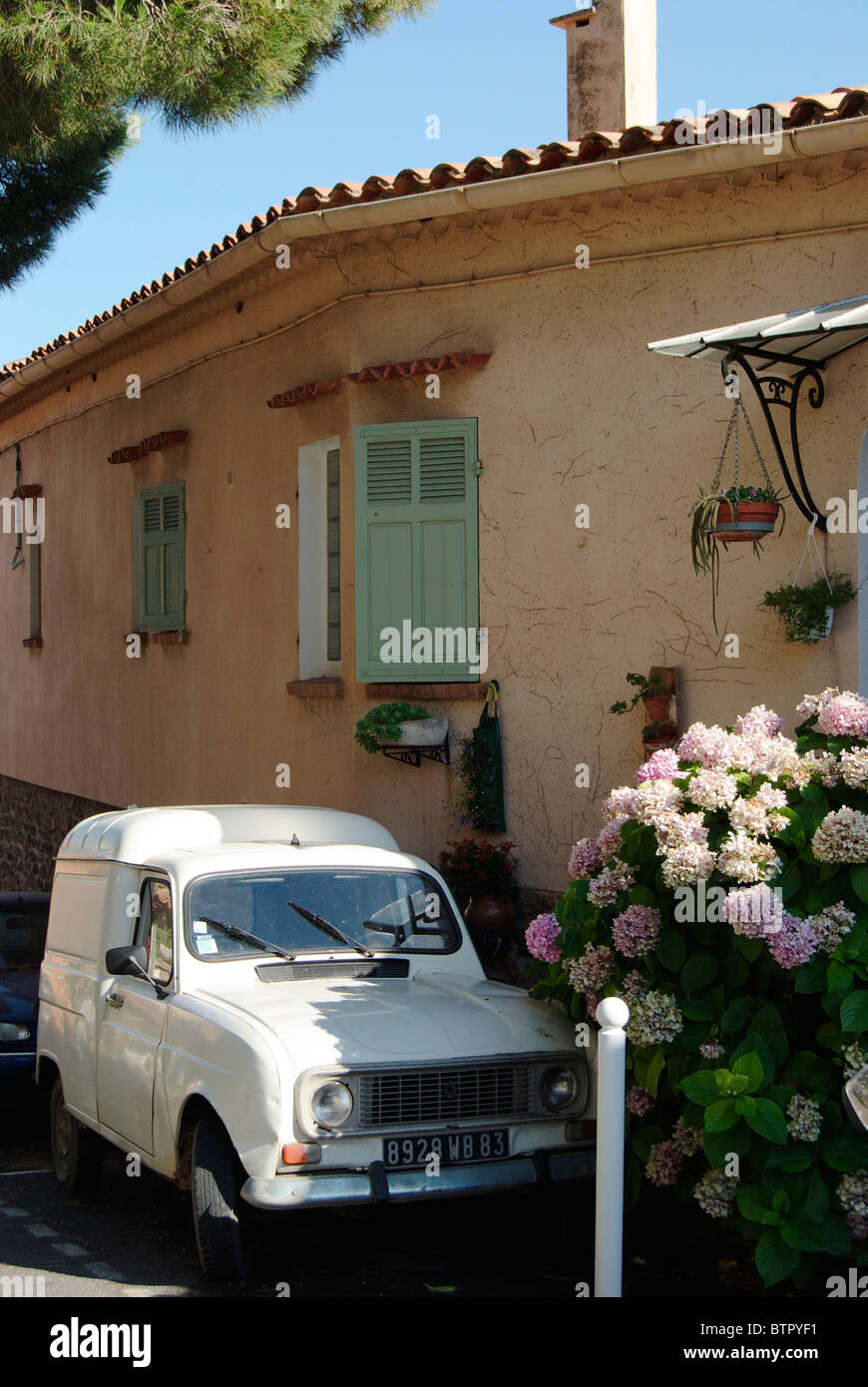 France, Bormes-les-Mimosas, voiture garée près de la maison sur rue arrière Banque D'Images