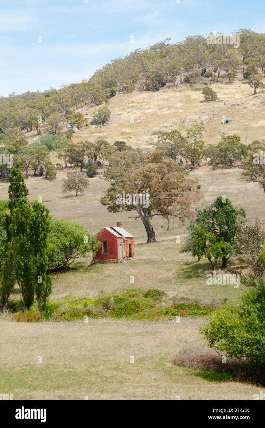 L'Australie, le Centre de Victoria, Sutton Grange, Mt Alexander, petite maison avec des arbres Banque D'Images