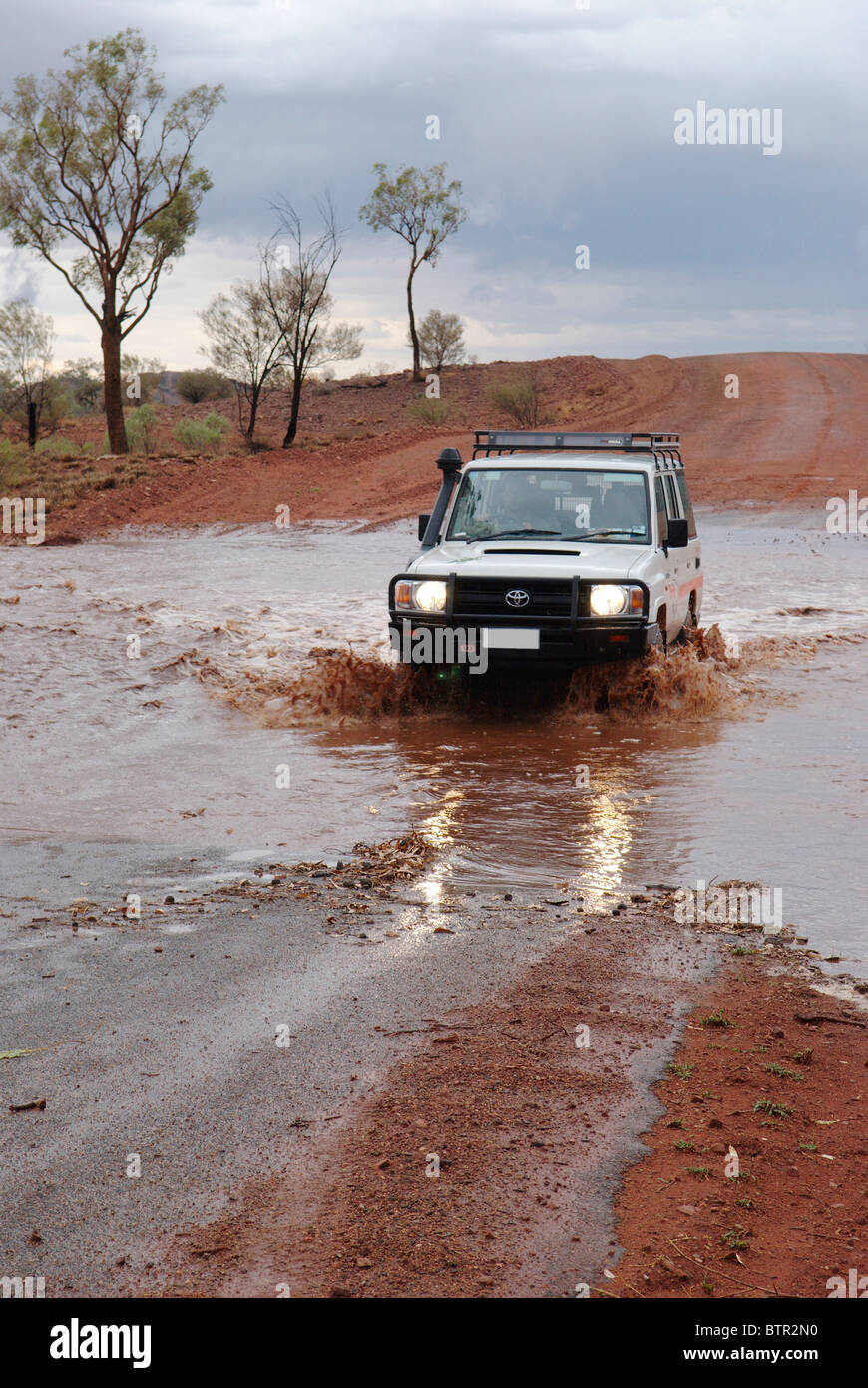 L'Australie, Mereenie Loop, véhicule hors route rouler dans l'eau Banque D'Images