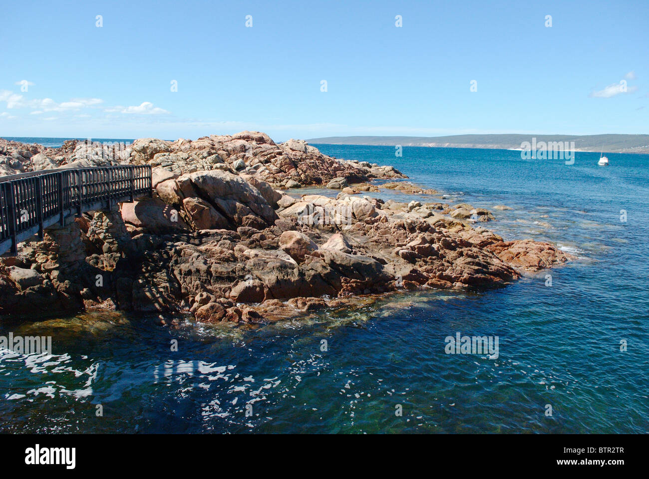 Le sud-ouest de l'Australie, vue du pont au-dessus de roches reliant la mer Banque D'Images