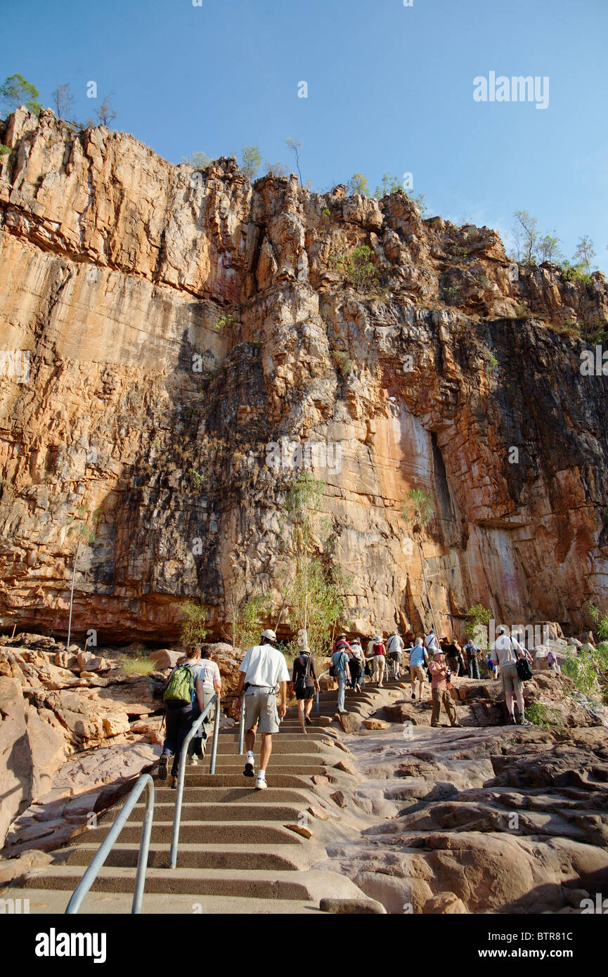 L'Australie, Katherine Gorge, le parc national de Nitmiluk, personnes marchant jusqu'étapes Banque D'Images