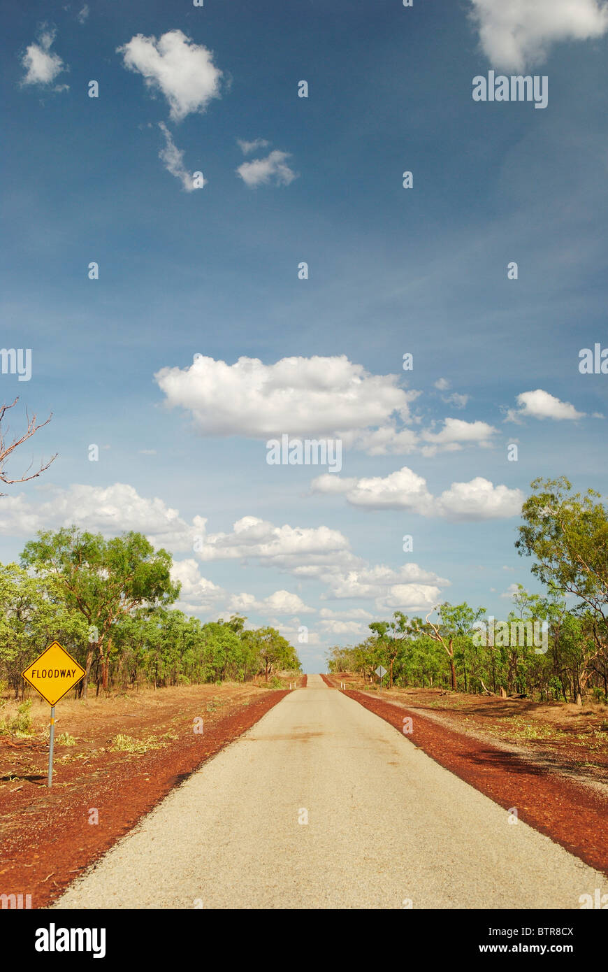 L'Australie, tout droit et à vide, avec ciel nuageux Banque D'Images
