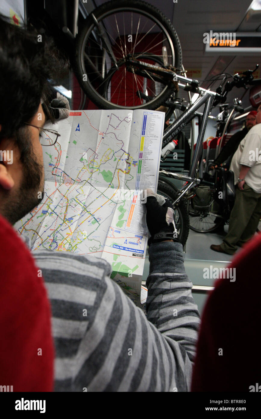 Matin les coureurs et les vélos à bord d'un wagon de train de banlieue à Austin, Texas Banque D'Images