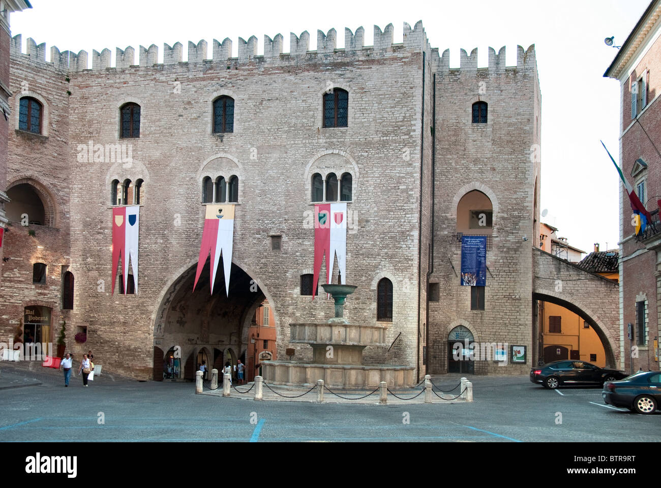 La place principale, Piazzetta del Podestà, dans la fabrication du papier Fabriano, ville Banque D'Images