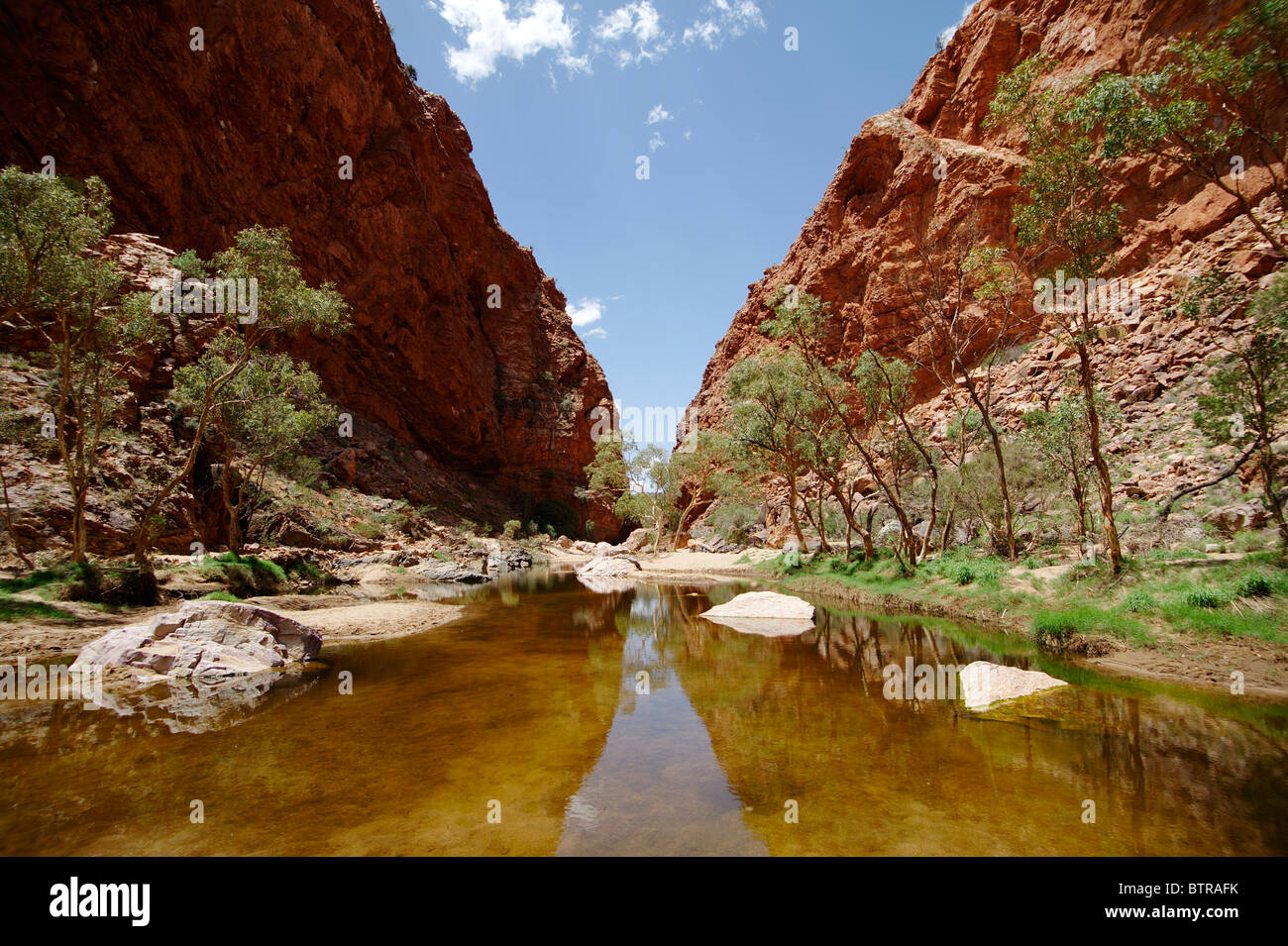 L'Australie, Simpsons Gap, les montagnes et le ruisseau Banque D'Images