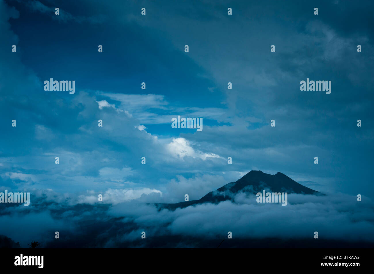 Batur Volcano Bali Indonésie contre un ciel bleu nuage et brume Banque D'Images