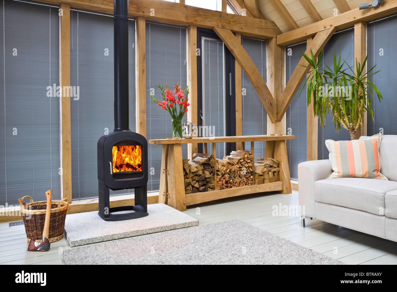 Un Jotul poêle à bois dans un bâtiment contemporain chêne Banque D'Images