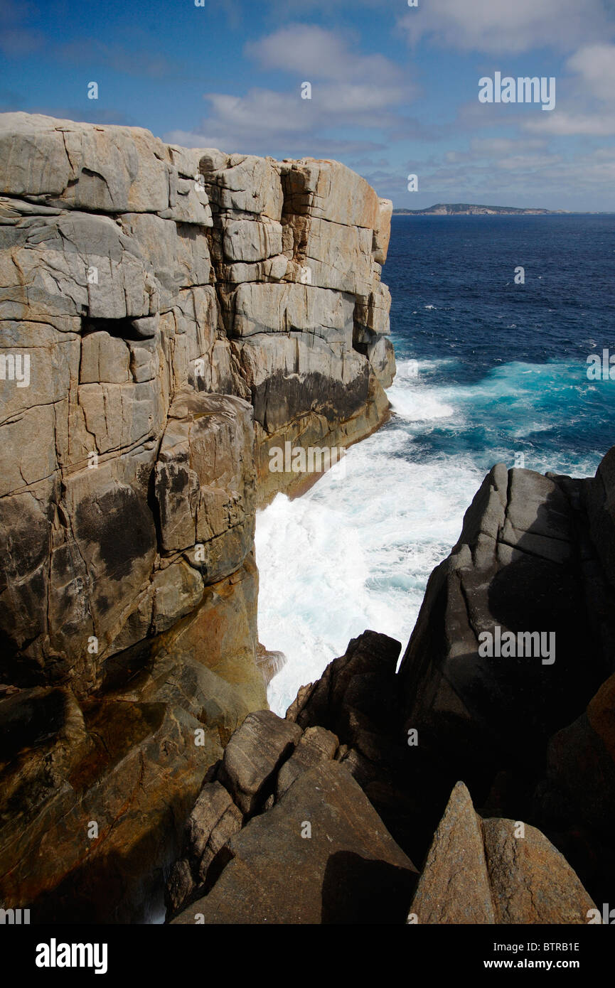 L'Australie, Torndirrup National Park, l'écart, vue de rock formation près de seaside Banque D'Images