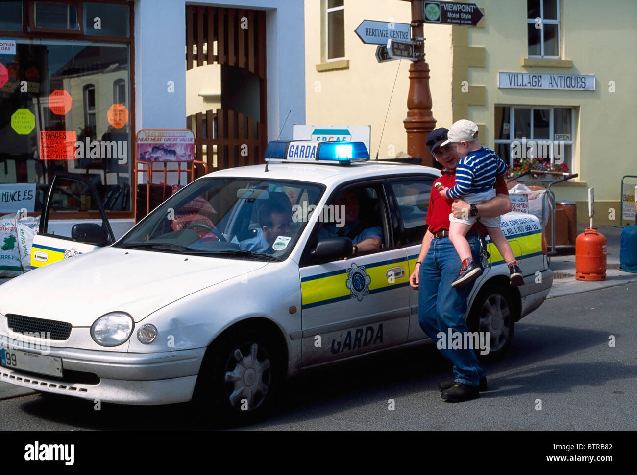 Carlingford, Co Louth, Ireland ; Garda (Police nationale de l'Irlande) Banque D'Images