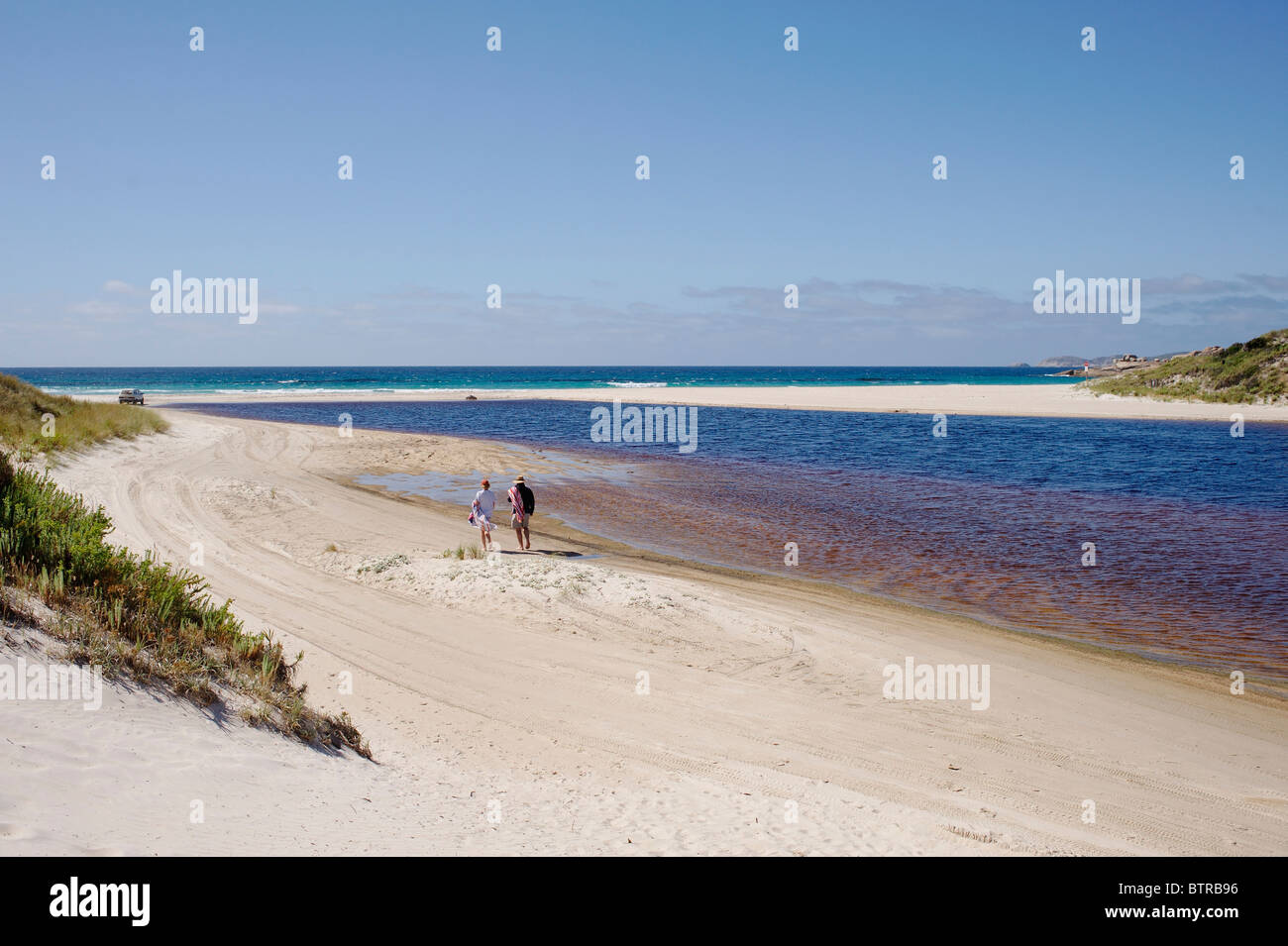 L'Australie, Albany, deux peuples Bay, Nanarup, People walking on beach Banque D'Images