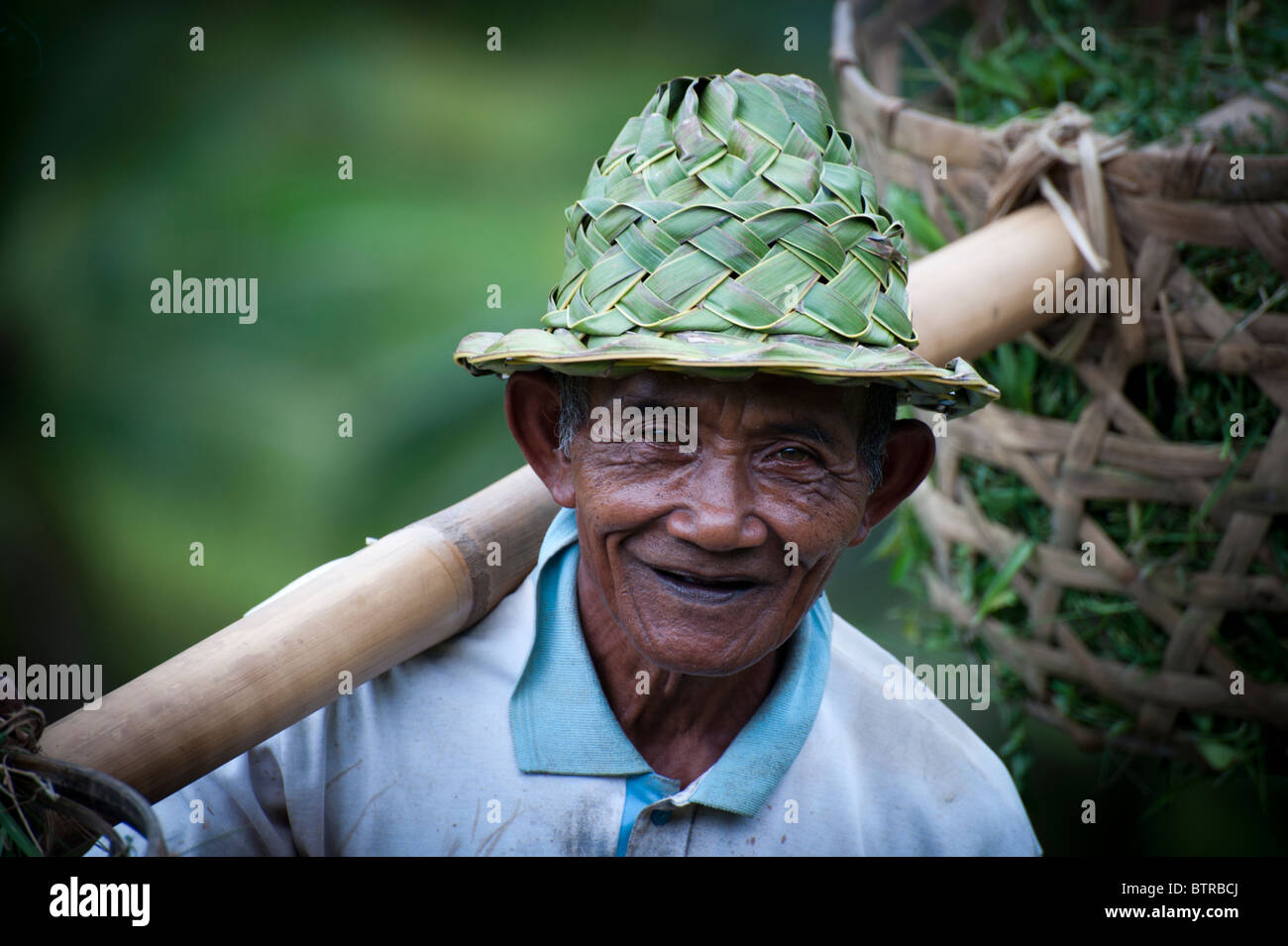 Old man in conical hat Banque de photographies et d’images à haute ...