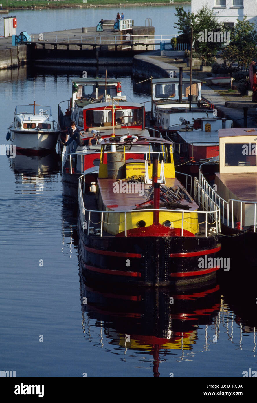 Rivière Shannon, Athlone, Co Westmeath, Irlande ; de chalands amarrés dans une serrure Banque D'Images