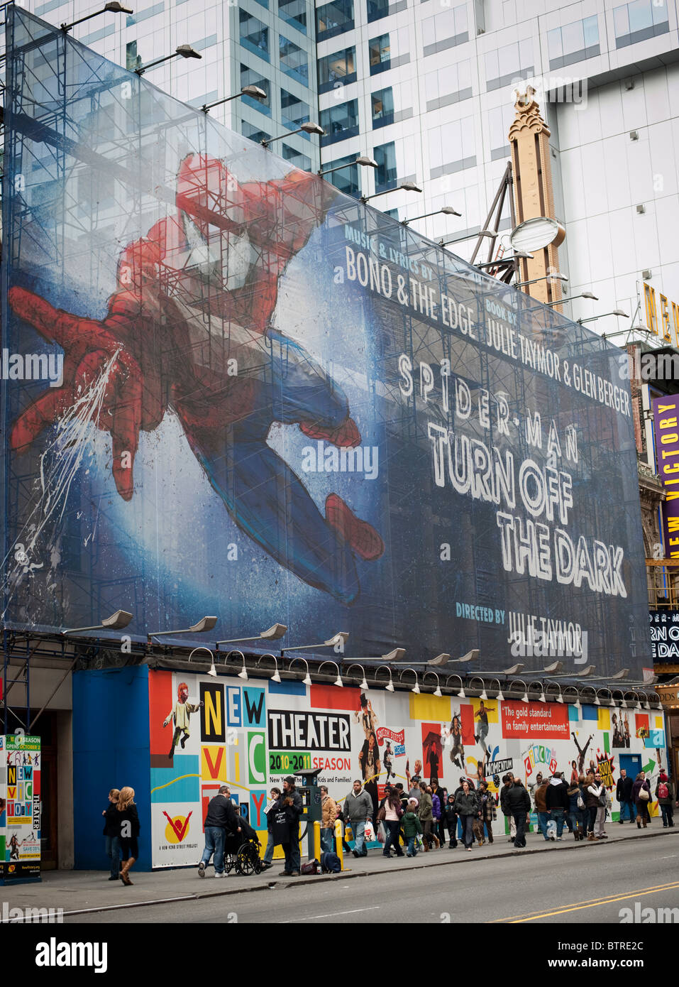 Une affiche publicitaire de la 'Spider-Man Désactiver l'obscurité' musicale de Broadway est perçu sur la 42e rue dans Times Square à New York Banque D'Images