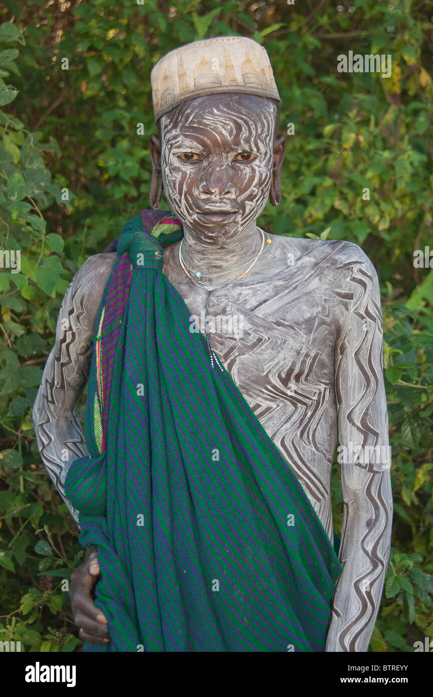 Surma homme avec peintures corporelles, Kibish, vallée de la rivière Omo, en Ethiopie Banque D'Images