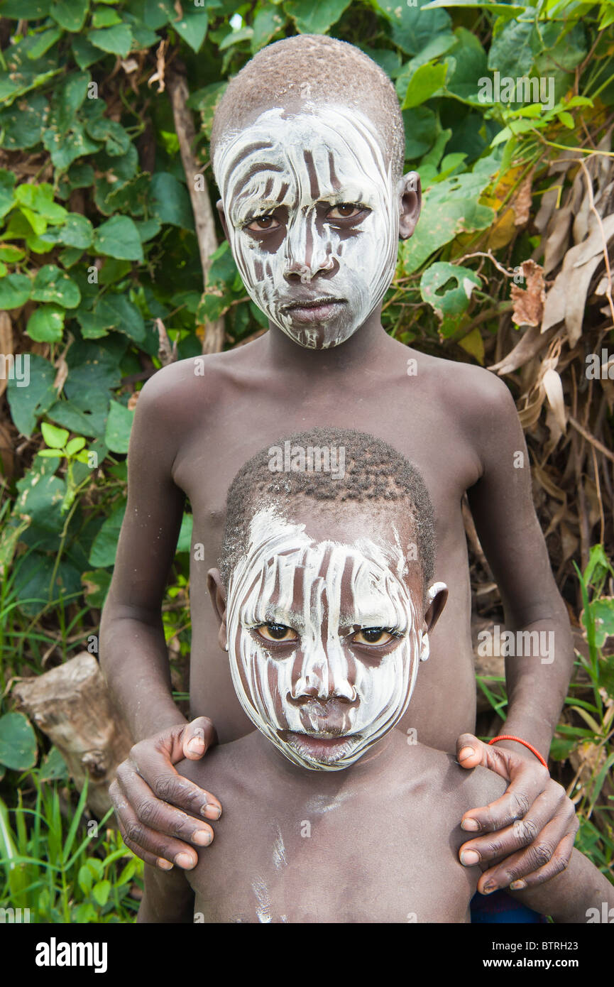 Deux petits garçons avec Surma, peintures corporelles, la vallée de la rivière Kibish Omo, Ethiopie Banque D'Images