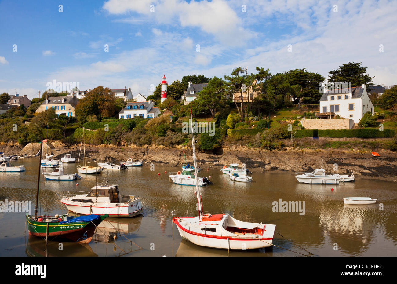 Village de pêcheurs, France - Phare sur rive Droit, Doelan village, Finistère, Bretagne, France Banque D'Images