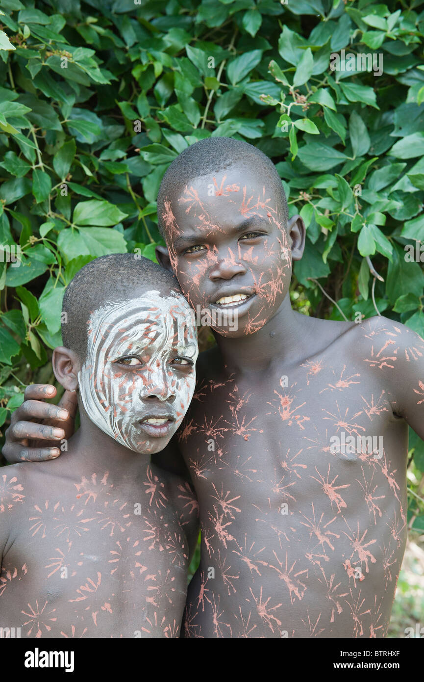 Deux garçons avec Surma, peintures corporelles, la vallée de la rivière Kibish Omo, Ethiopie Banque D'Images