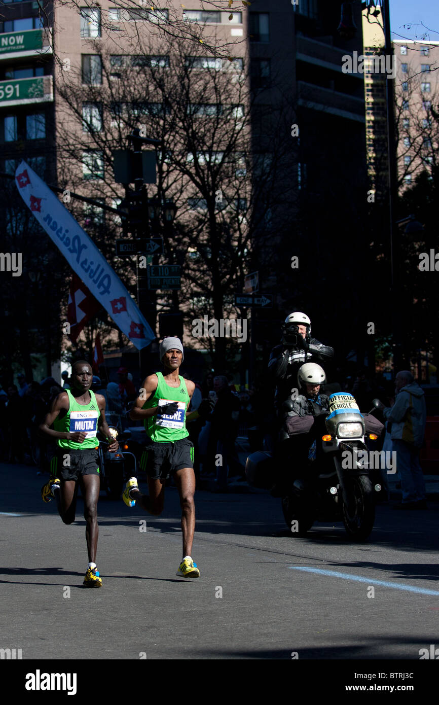 Gebre Gebremariam à partir de l'Éthiopie conduisant Emmanuel Mutai du Kenya près de mile 23. Gebre remporte le marathon de New York 2010 avec Mutai deuxième. Banque D'Images