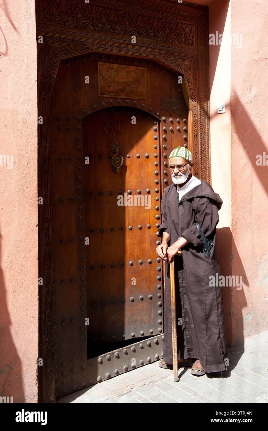 Vieil homme par Riad Marrakech Maroc Afrique du Nord Banque D'Images