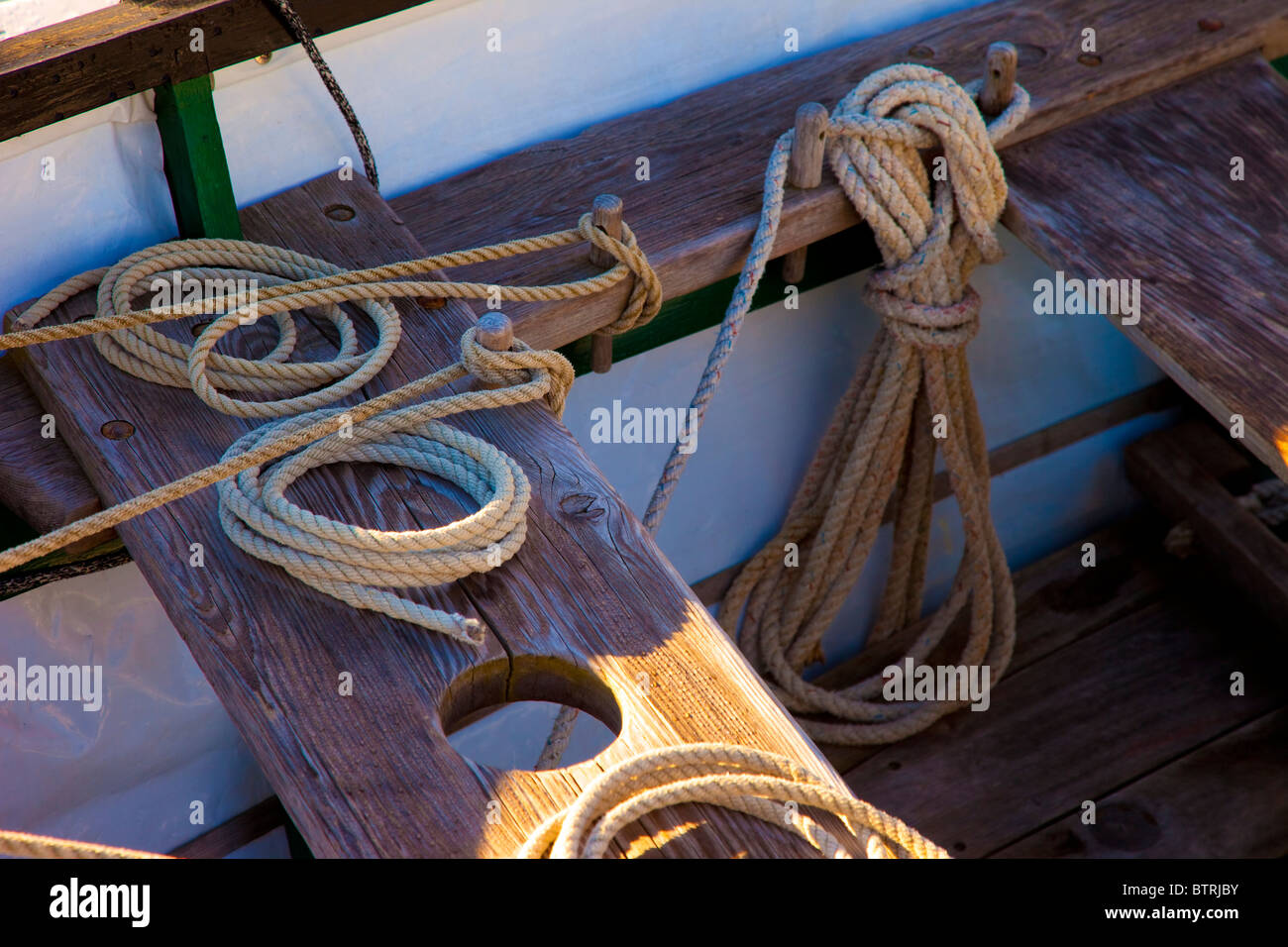 Cordes avec et prêt sur voilier à Camden Harbor, Maine USA Banque D'Images
