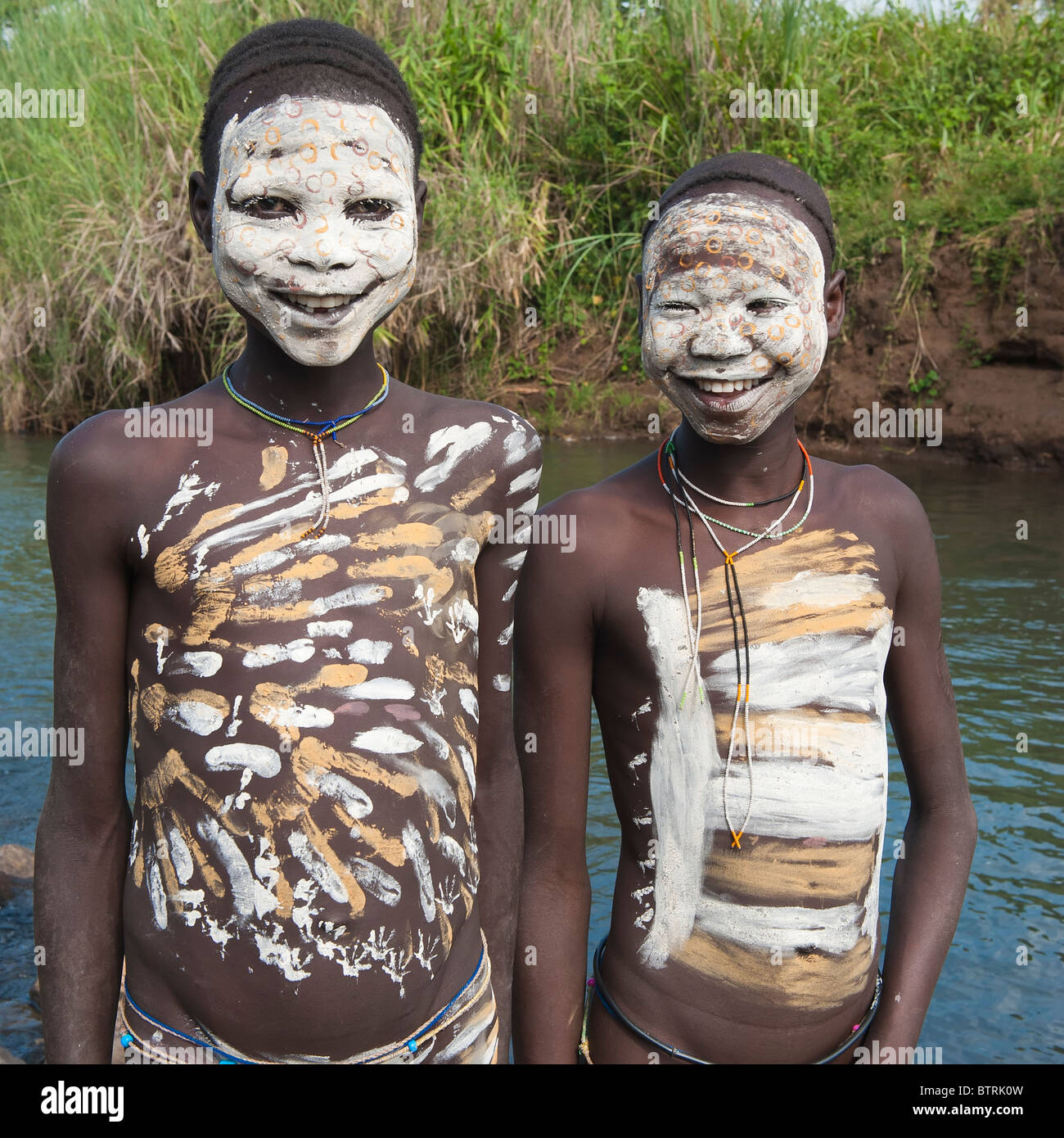 Deux garçons Surma avec peintures corps dans la rivière, la vallée de la rivière Omo, Kibish, Ethiopie Banque D'Images