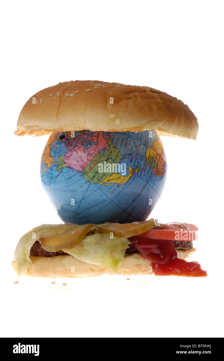 Le monde sur un pain à hamburger, des garnitures et de ketchup. Banque D'Images