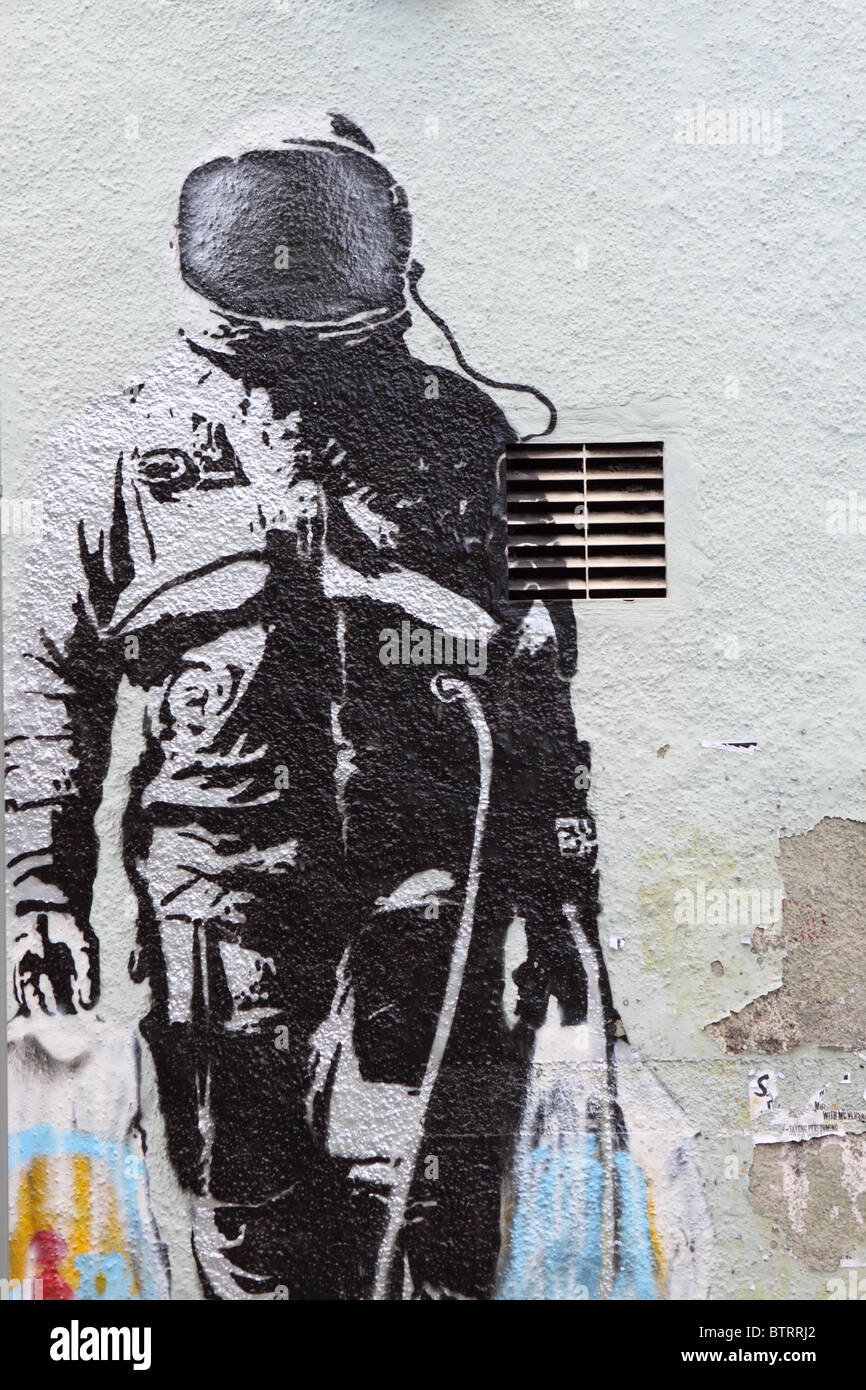 Street art graffiti urbain SPQR spaceman avec supermarché shopping bags par artiste SPQR dans la région de Stokes Croft 2010 Bristol Banque D'Images