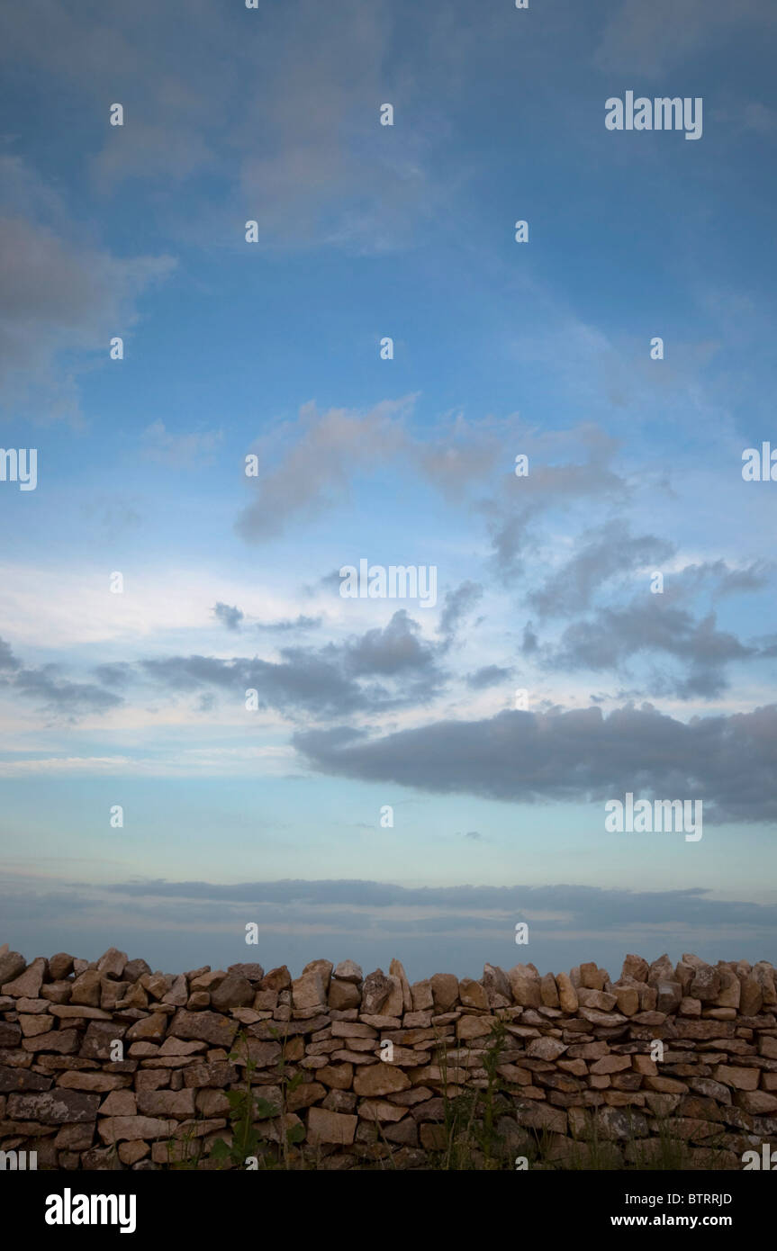 Mur en pierre sèche et ciel bleu avec quelques nuages, Dorset Purbeck, UK Banque D'Images