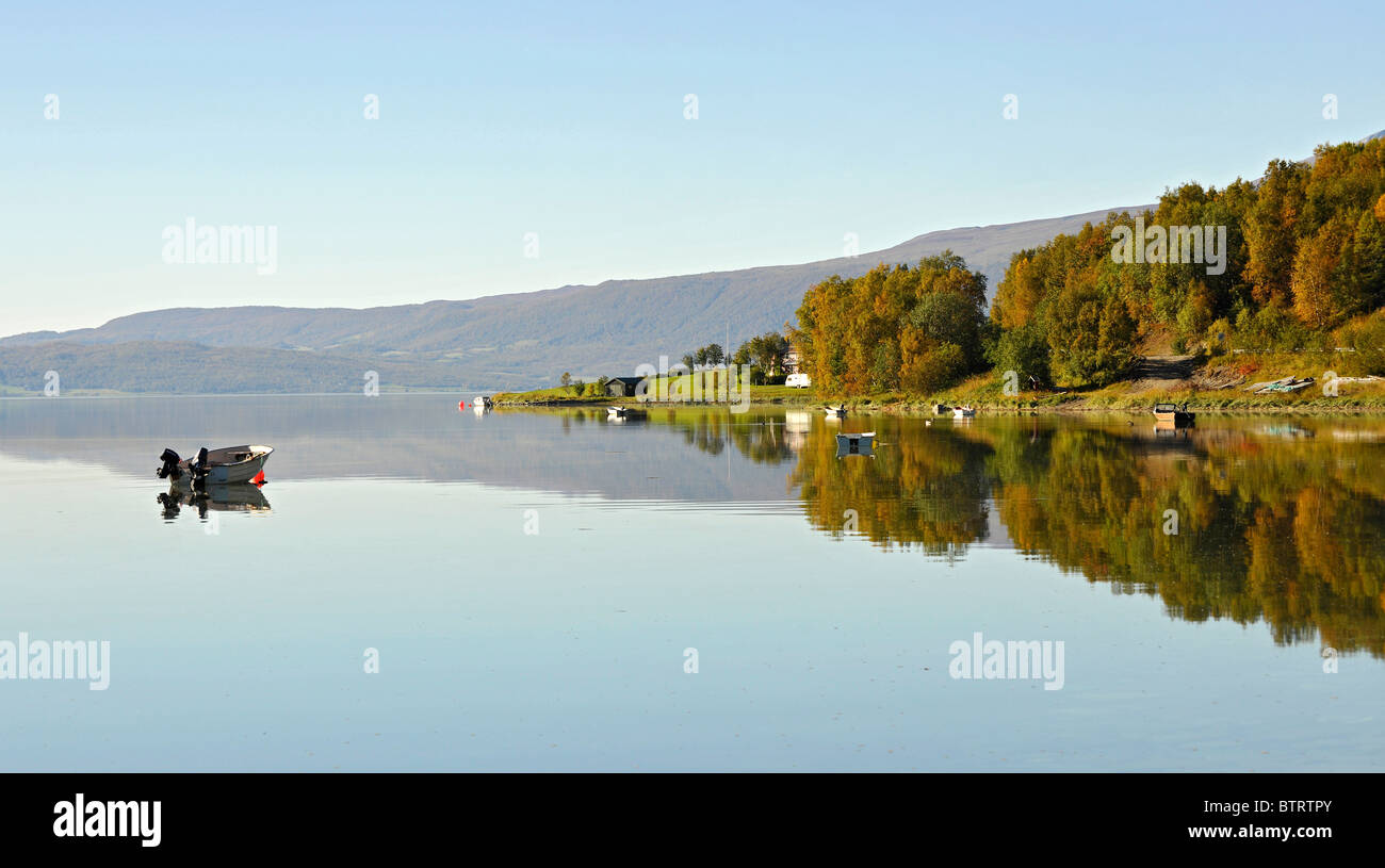 Calme, toujours dans le fjord Balsfjord, Troms, Norvège du Nord. Banque D'Images