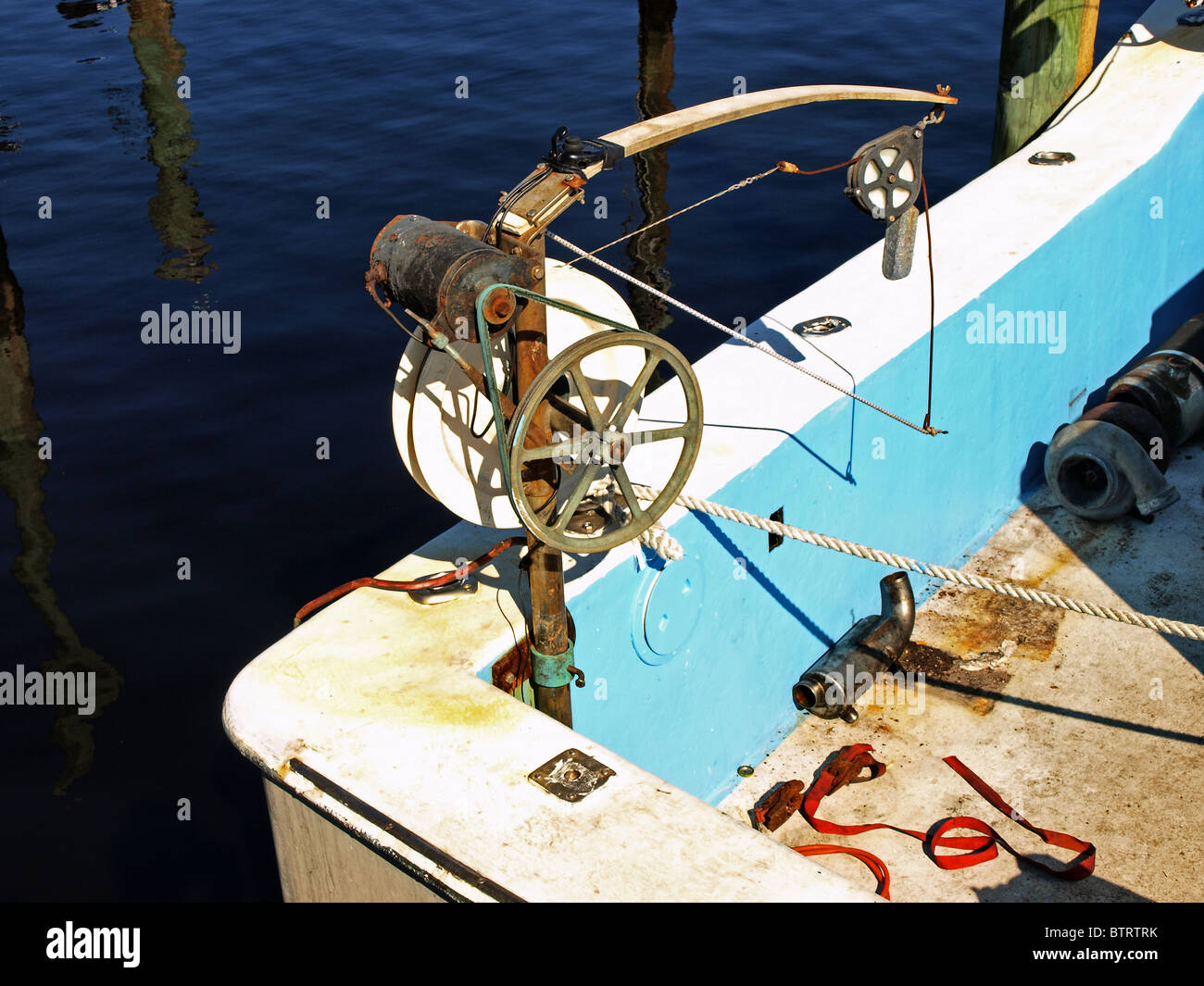 Mécanisme de canne à pêche en haute mer sports du rabatteur de bord arrière chalutier rouillé Banque D'Images
