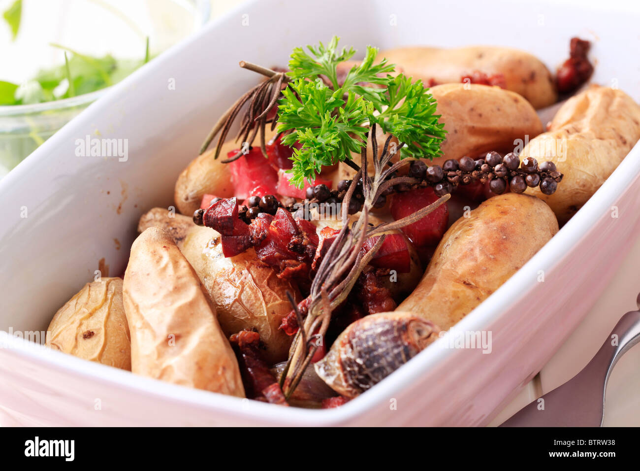 Pommes de terre au four et de la viande dans une cocotte Photo Stock