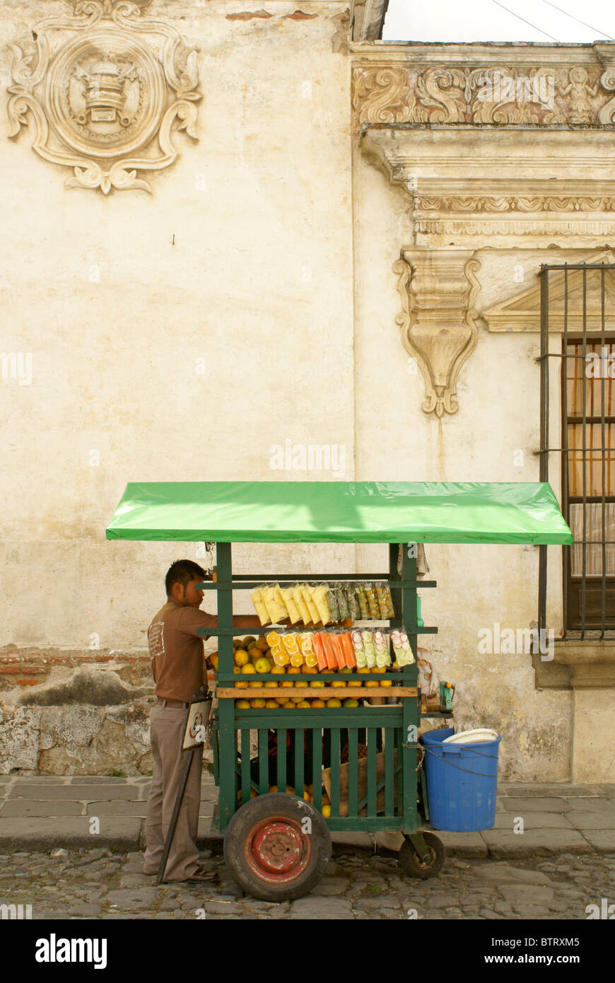 Vendeur de rue de fruits à Antigua, Guatemala. Antigua est un UNESCO World Heritage site. Banque D'Images