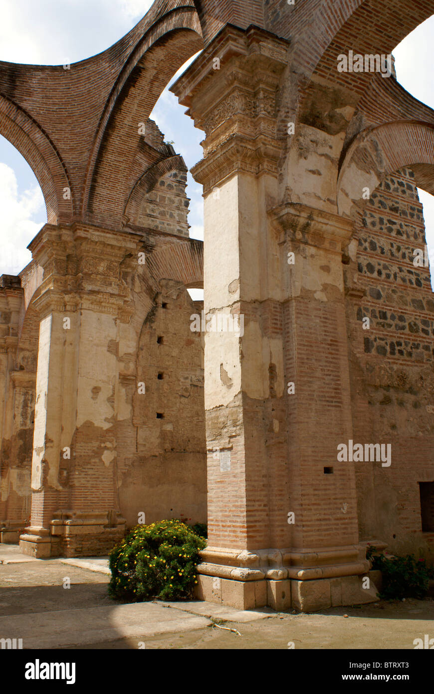 Ruines de la cathédrale coloniale espagnole à Antigua, au Guatemala. Antigua est un UNESCO World Heritage site. Banque D'Images