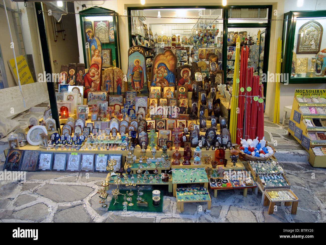 Boutique de souvenirs religieux sellling sur Evangelistrias street, près de Panagia Evangelistria dans la ville de Tinos, sur l'ile de Tinos. Banque D'Images