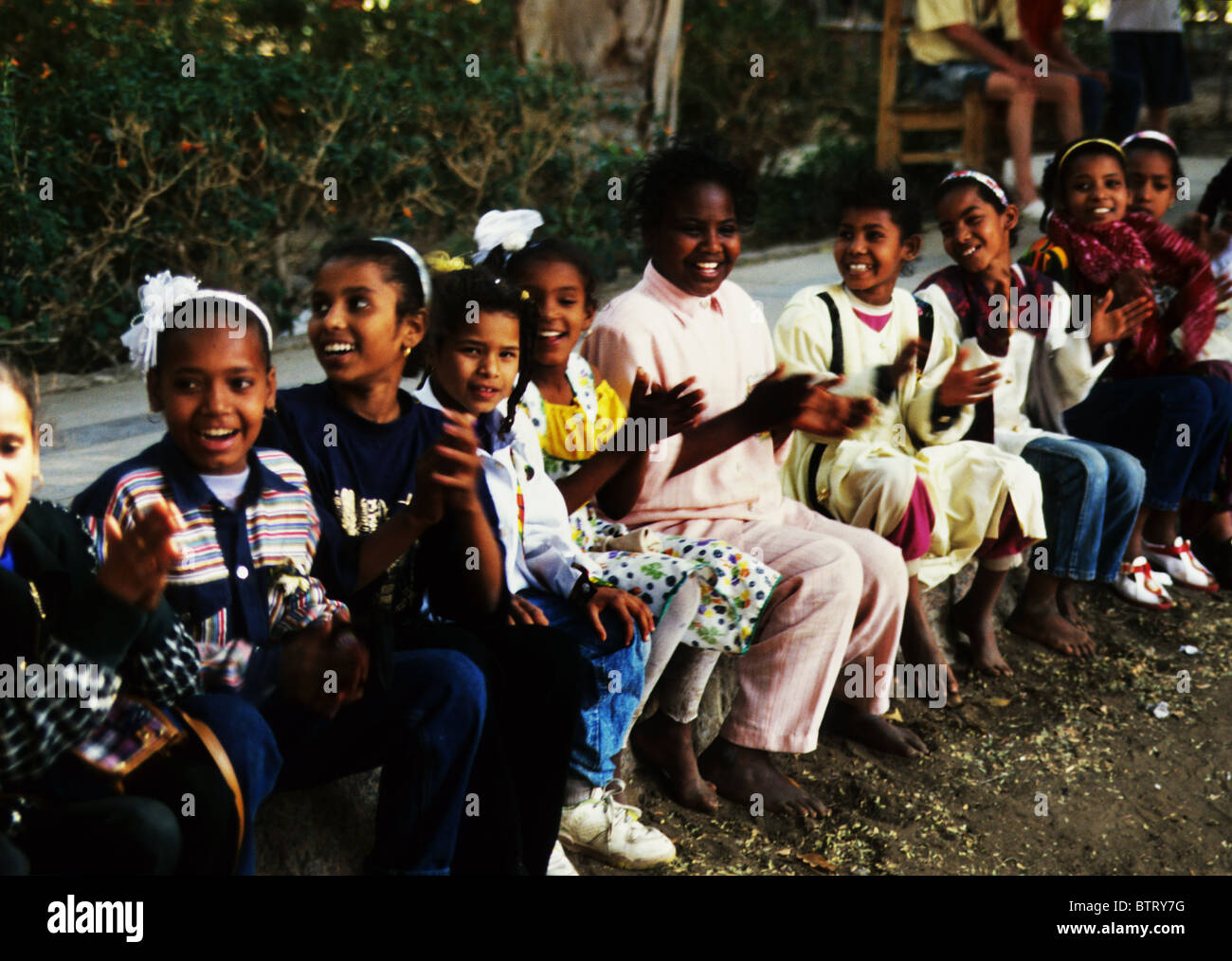 Les enfants de l'école égyptienne Smiling on Kitchener's Island à Assouan. Banque D'Images