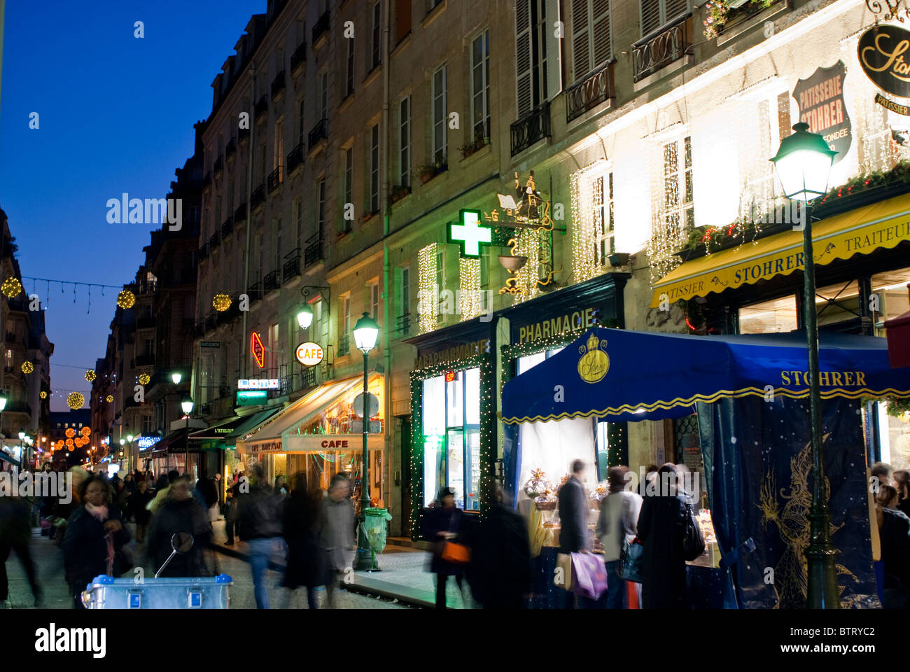 Paris, France, Paris, Paris, rues animées, gens, rue piétonne, nuit, pâtisserie française « Stohrer », animée Banque D'Images