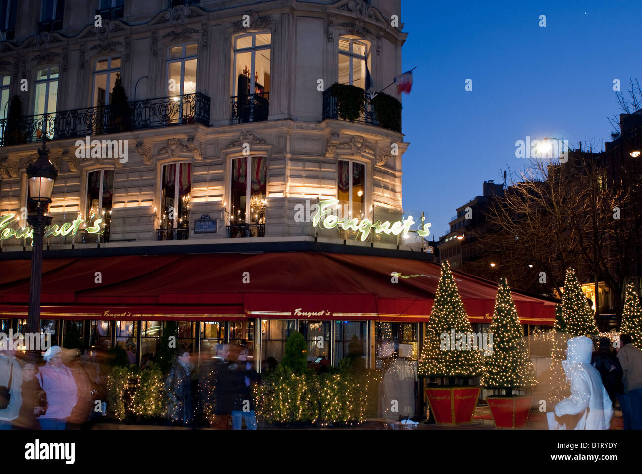 Paris, France, Paris Luxury Restaurant and Cafe, Fouquet's, champs-Elysées,  nuit, bâtiment chic, Vacances Photo Stock - Alamy