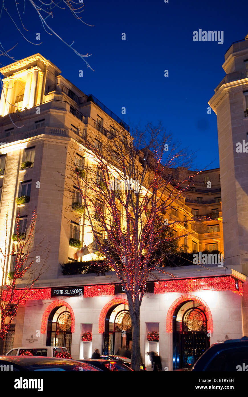 Paris, France, hotel de luxe 'George V', 'Quatre Saisons', l'avant-corps avec l'éclairage de nuit de Noël Banque D'Images