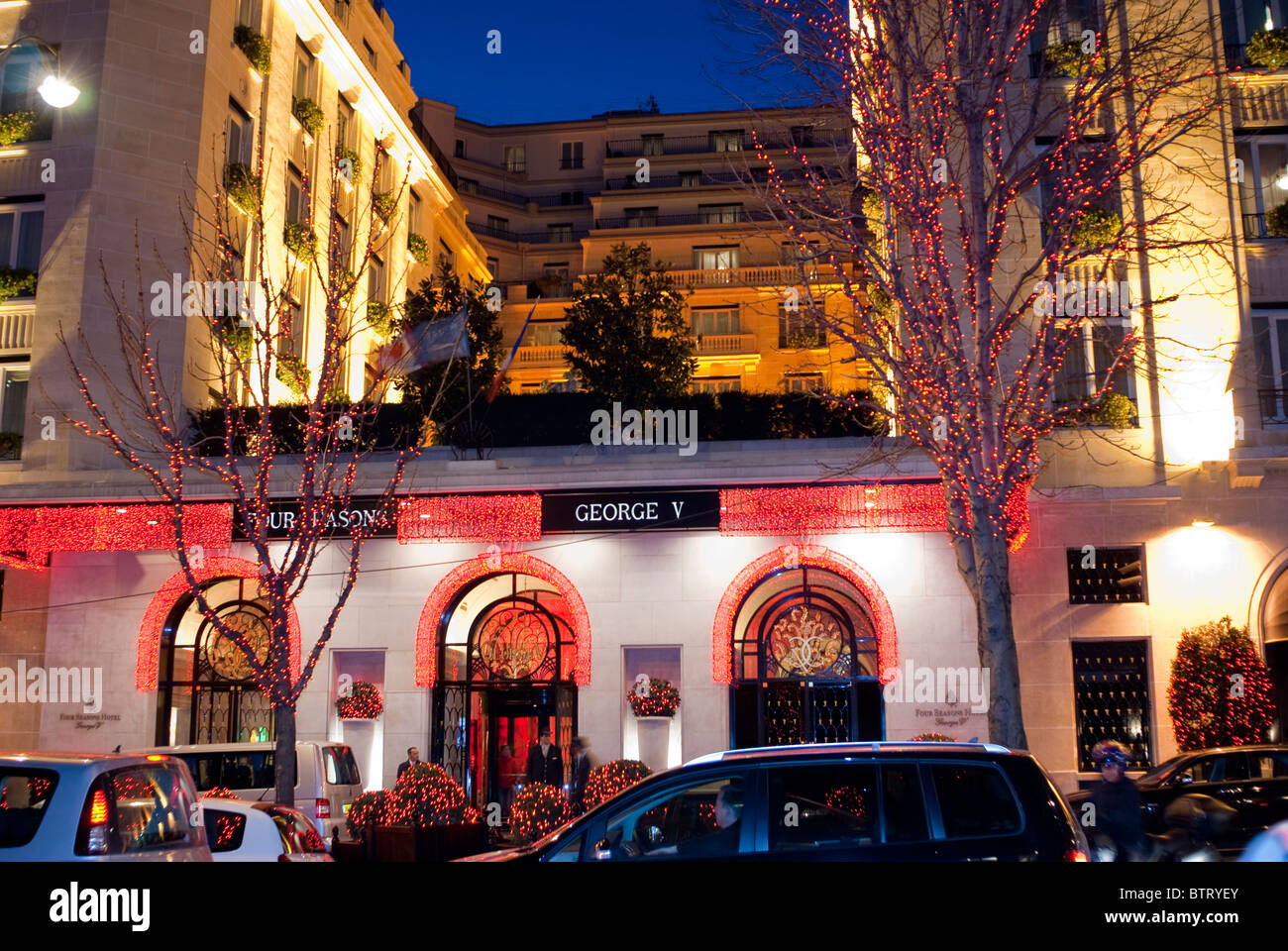 Paris, France, hotel de luxe 'George V', 'Quatre Saisons', l'avant-corps avec des lumières de Noël, Décorations éclairées de nuit Banque D'Images