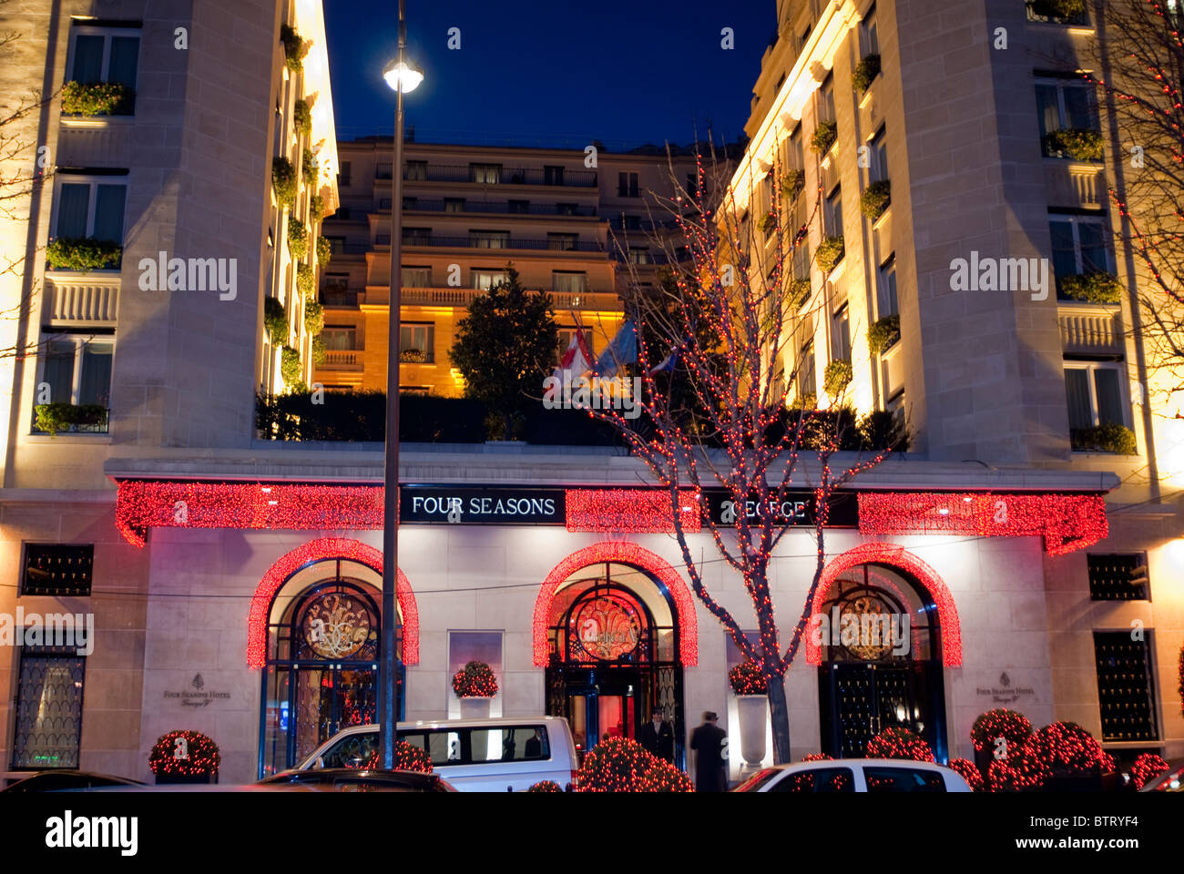 Paris, France, Hôtel de luxe « George V », « four Seasons », extérieur, Bâtiment avant avec éclairage de Noël la nuit, bâtiment chic france Banque D'Images
