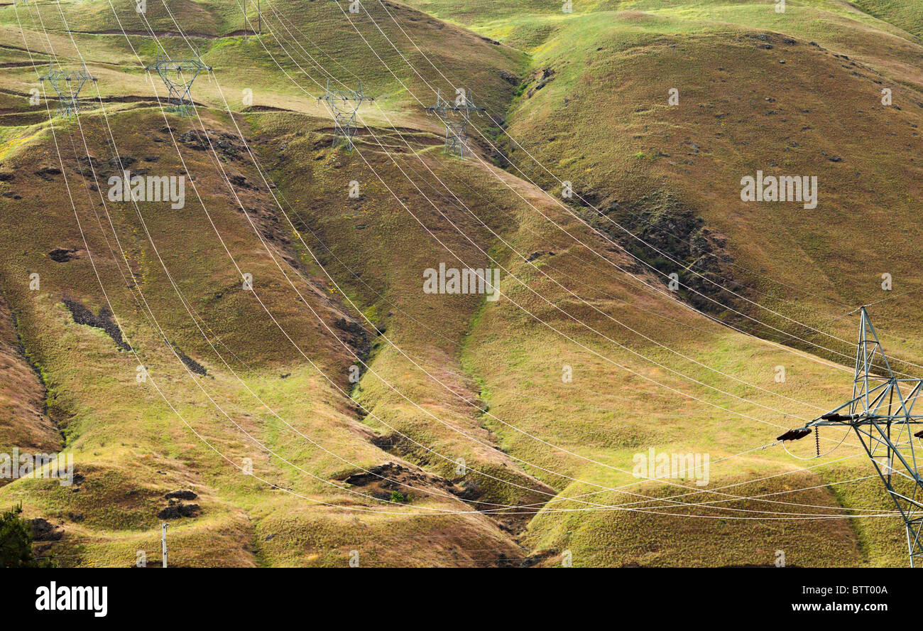 Lignes haute tension courant le long d'une colline, dans l'Est de Washington, USA. Banque D'Images