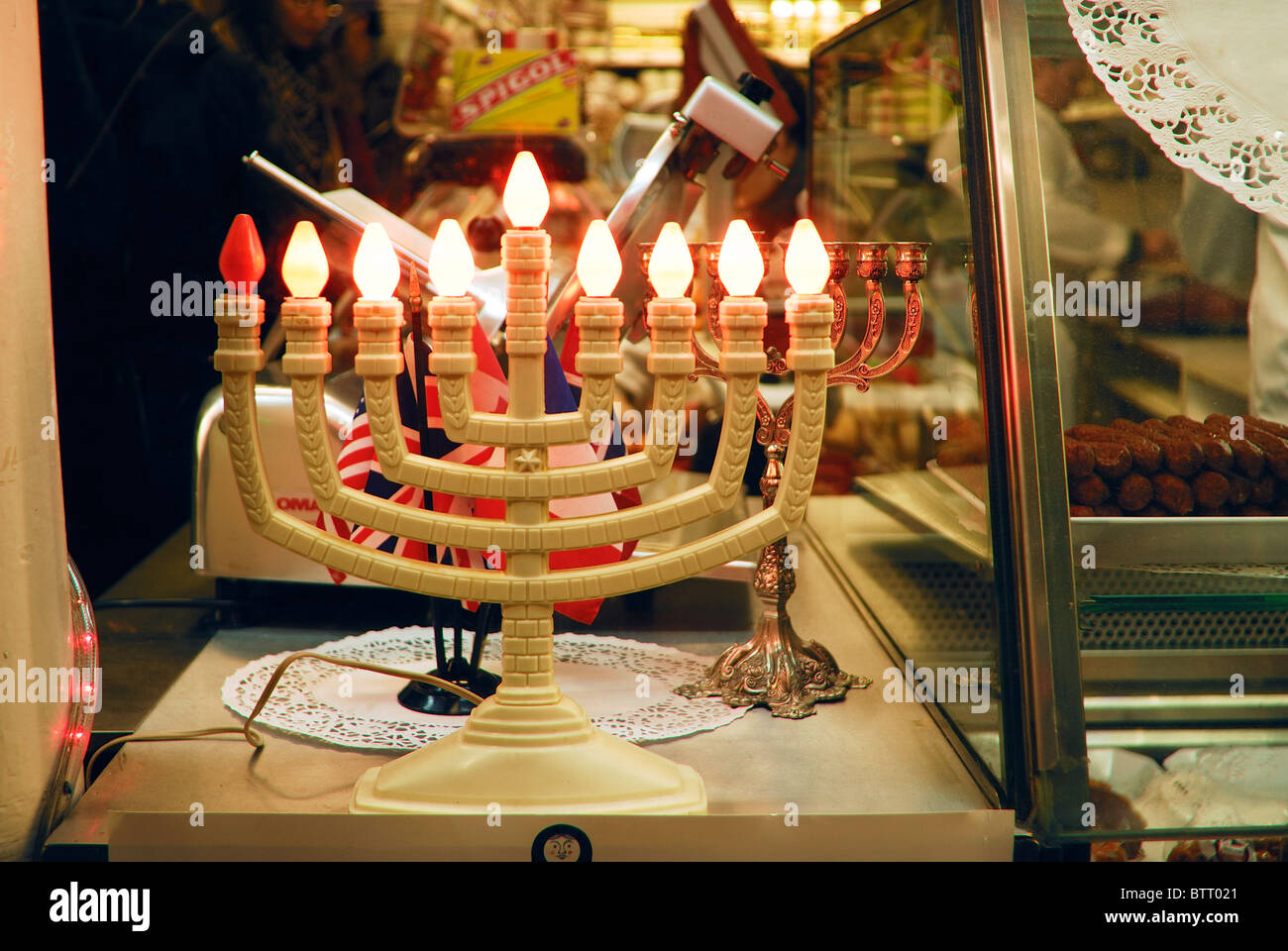 Paris, France, boulangerie juive française, magasin d'alimentation dans le quartier du Marais, vitrine de détail bougies à Hanukkah, vieilles traditions juives, célébrant différentes cultures paris l'immigration juive traditionnelle Banque D'Images