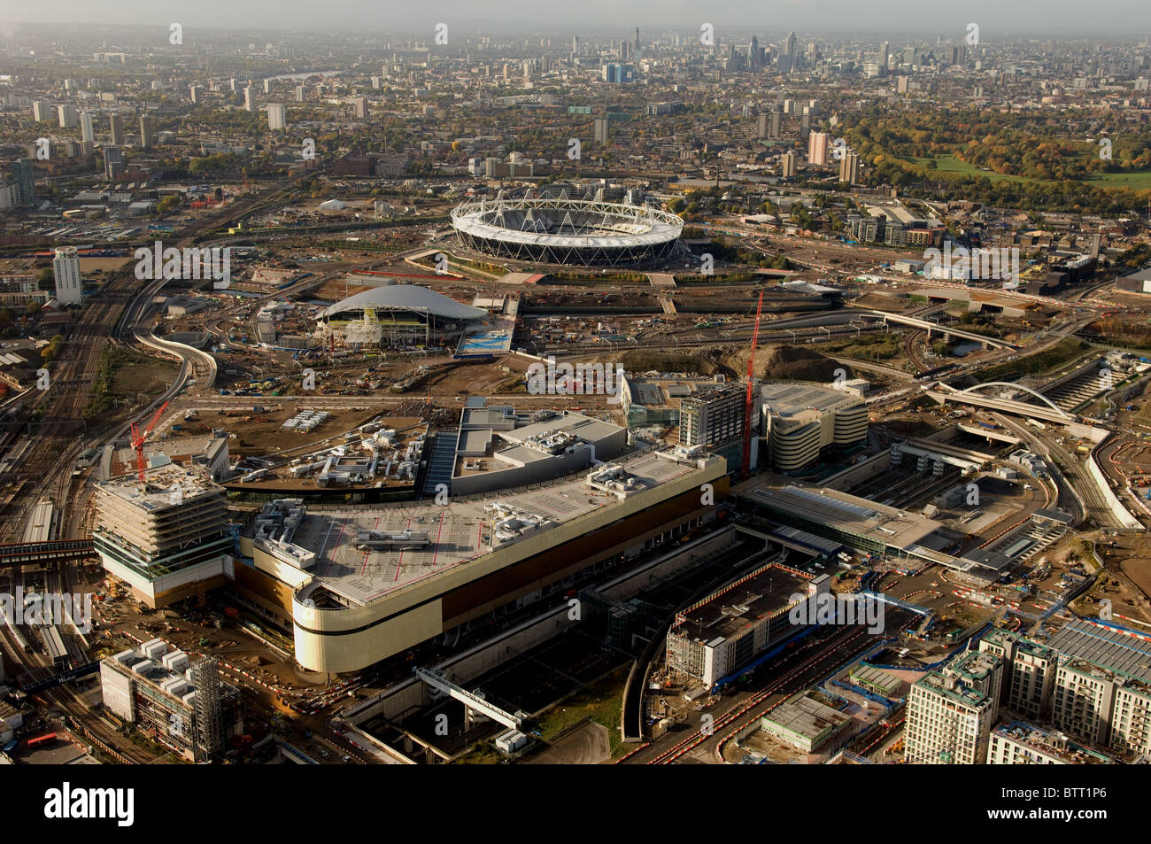Le site olympique de l'air à la recherche avec le Centre Westfield au premier plan à l'échelle de la ville de Londres. Banque D'Images