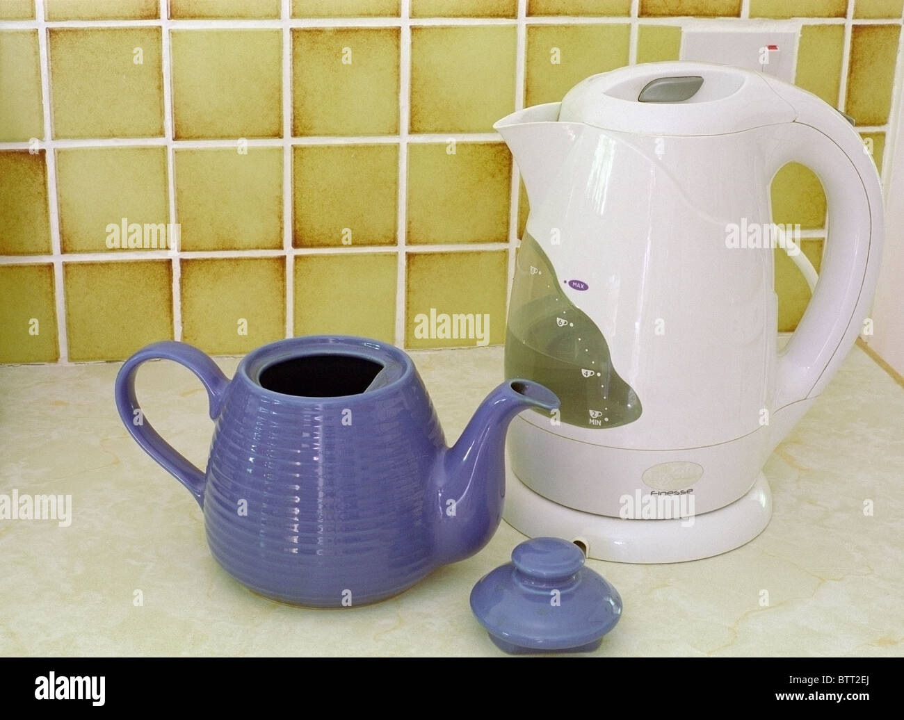 Bouilloire électrique sans fil en plastique blanc et bleu théière en  céramique sur un plan de travail de cuisine Photo Stock - Alamy