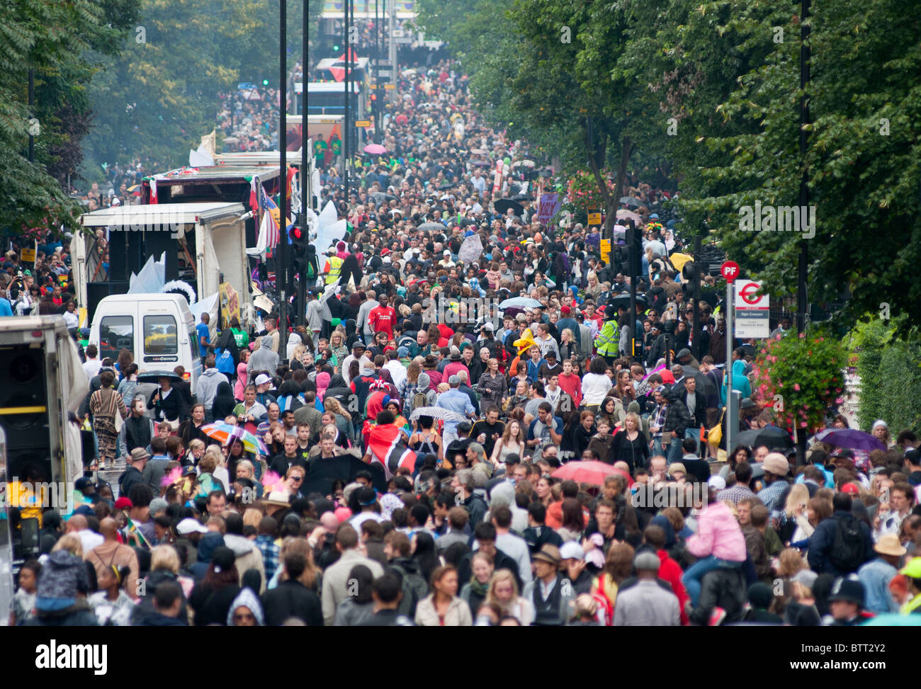 La foule à Ladbroke Grove le carnaval de Notting Hill, Londres, Angleterre. Banque D'Images
