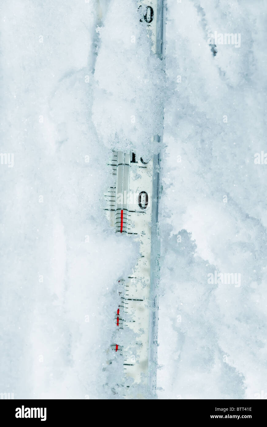 Thermomètre en degrés zéro de la neige Banque D'Images