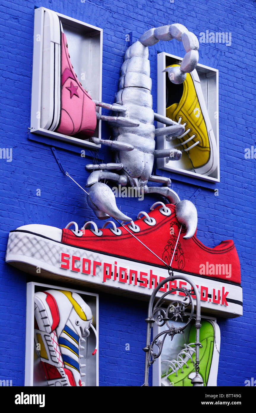 Shoes Shop Scorpion affichage mural, Camden High Street, Camden Town, London, England, UK Banque D'Images