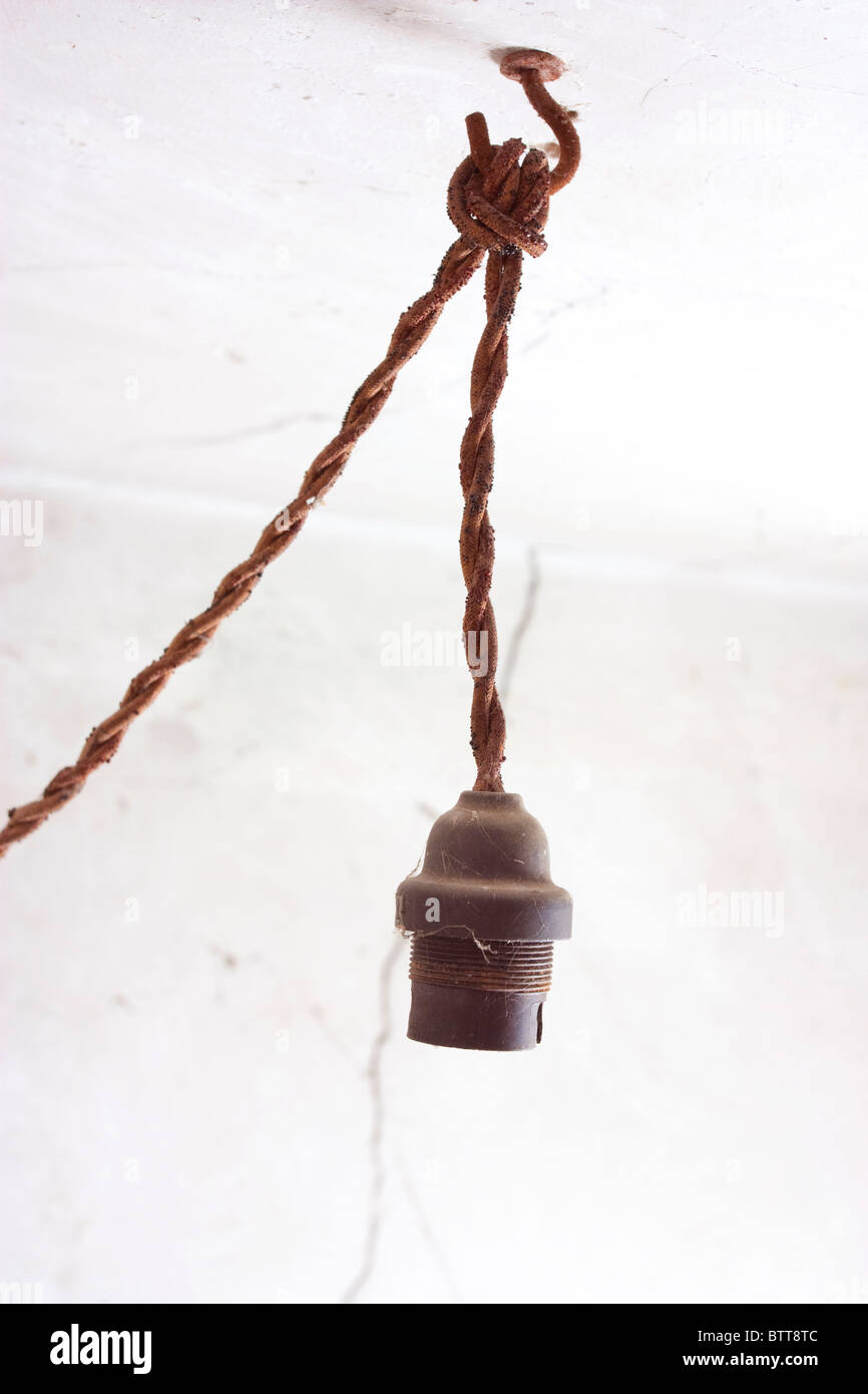 Le fil électrique à l'ancienne ampoule et le montage Banque D'Images